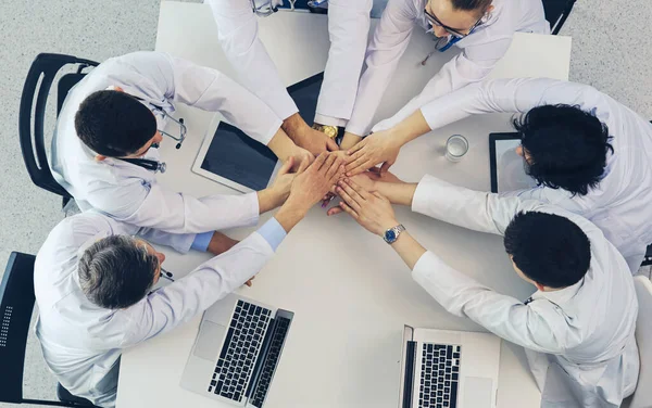 Medisch team zit en discussieert aan tafel, bovenaanzicht — Stockfoto