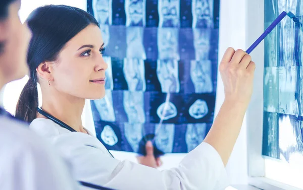 Deux femmes médecins pointant des rayons X dans un hôpital — Photo