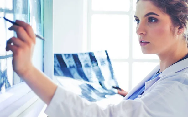 Giovane dottoressa che guarda l'immagine a raggi X dei polmoni in ospedale — Foto Stock