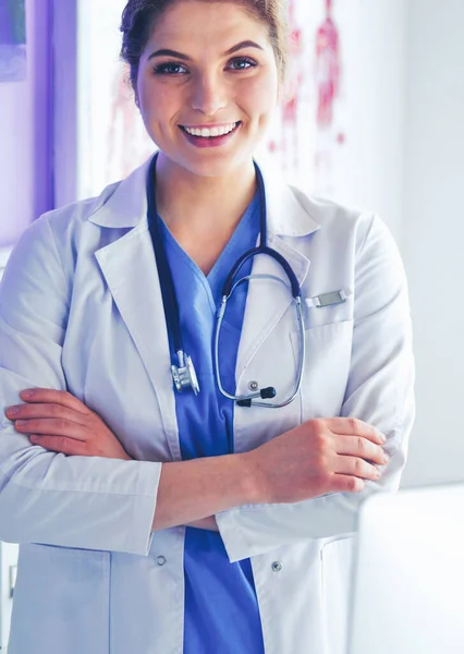 Jonge vrouw medic in wit uniform staan in klinieken kantoor — Stockfoto