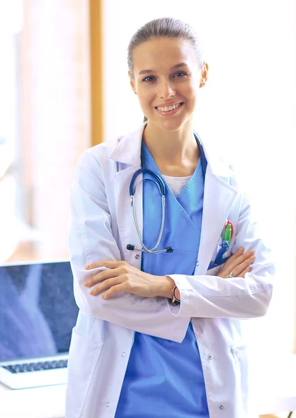 Kobieta doktor stojąca przy oknie w szpitalu. Kobieta lekarz — Zdjęcie stockowe
