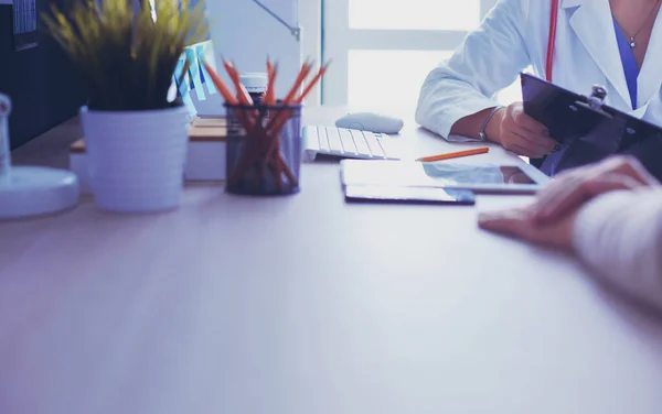 прийом у лікаря, робочий стіл лікаря