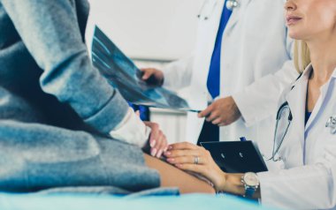 Doktor ve hasta tarama sonuçlarını tarama merkezinde tartışıyor