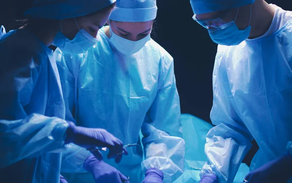 Cirurgião de equipa a trabalhar na sala de operações — Fotografia de Stock
