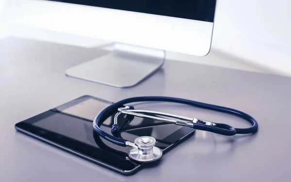 Equipo médico: estetoscopio azul y tableta sobre fondo blanco. Equipos médicos —  Fotos de Stock