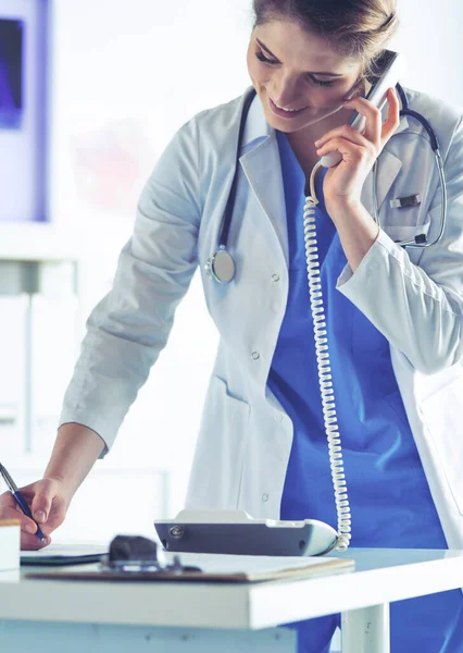 Médecin sérieux au téléphone dans son bureau — Photo