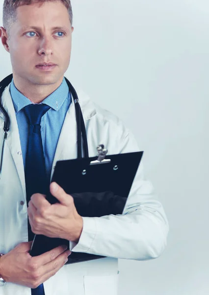 Médico masculino em pé com pasta, isolado em fundo branco — Fotografia de Stock