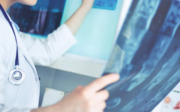 Jeune femme médecin regardant l'image radiographique des poumons à l'hôpital — Photo