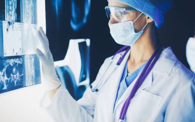 Hastanede röntgen çektiren iki kadın doktor..