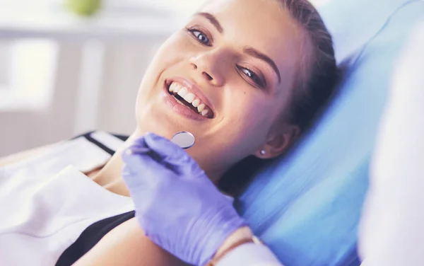 Молодая пациентка с красивой улыбкой осматривает стоматологический осмотр в стоматологическом кабинете. — стоковое фото
