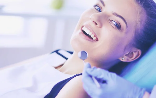 Giovane paziente femminile con bocca aperta che esamina l'ispezione dentale presso lo studio dentistico. — Foto Stock