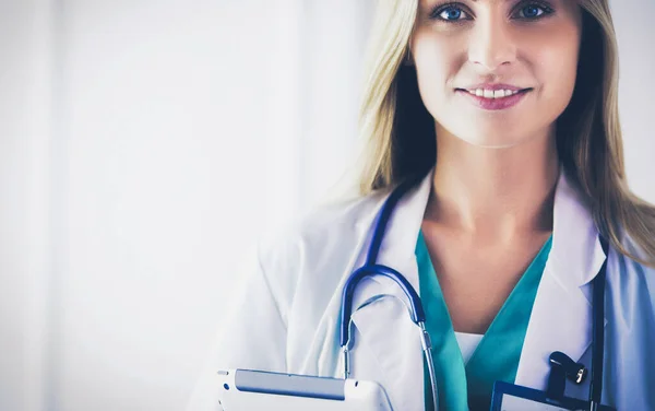 Portret van zelfverzekerde vrouwelijke artsen met armen gekruist in het medisch kantoor — Stockfoto
