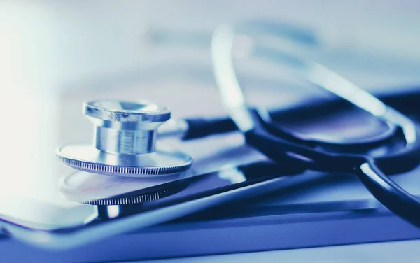Equipo médico: estetoscopio azul y tableta sobre fondo blanco. Equipos médicos — Foto de Stock
