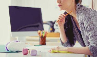 Moda tasarımcısı stüdyoda çalışıyor. Tasarımı kapat