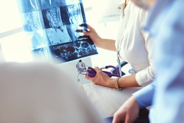 Ofiste bir x-ray görüntü bakarak tıp doktoru