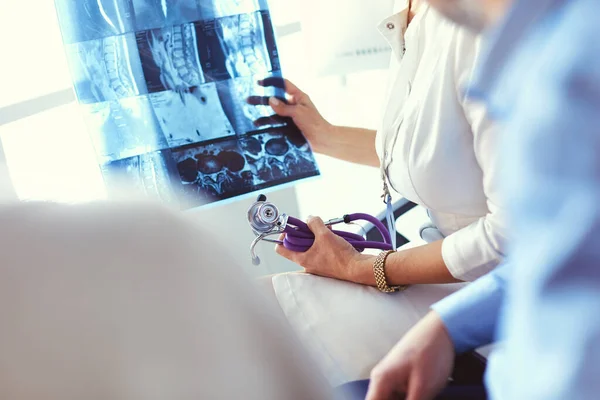 Arts, kijkend naar de afbeelding van een x-ray in het kantoor — Stockfoto
