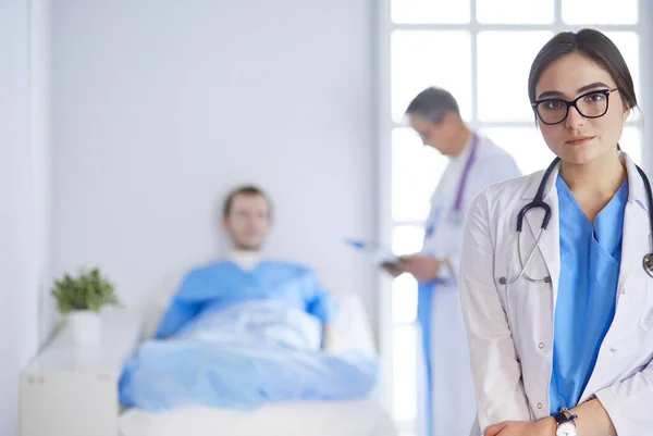 Médico femenino usando tableta en el vestíbulo del hospital — Foto de Stock