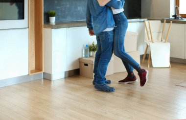 Mutlu çift yeni evlerinde sarılıyor.