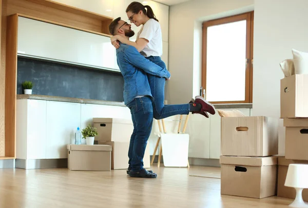 Glada leende unga par visar en nyckel till deras nya hus — Stockfoto