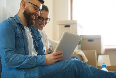 Elleri hareket ettirmek ve kutunun içine bakmak için kutuları tutan çift.