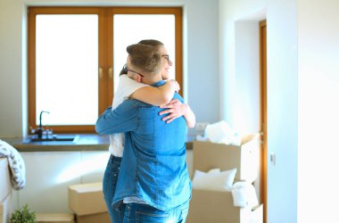 Mutlu çift yeni evlerinde sarılıyor.