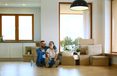 Genç çift yeni evine taşınıyor.