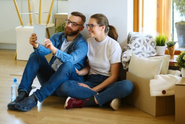 Genç çift yeni evine taşınıyor.