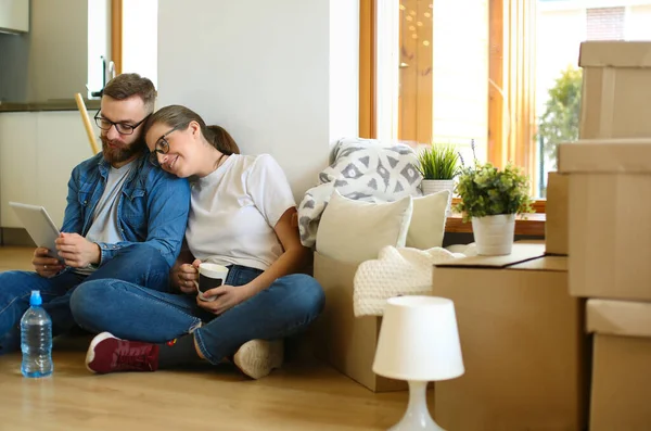 Unga par flyttar in i nytt hem tillsammans — Stockfoto