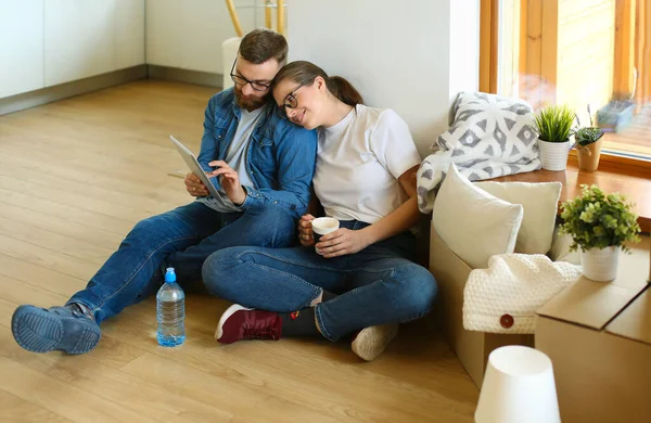 Pareja joven mudándose a un nuevo hogar juntos — Foto de Stock