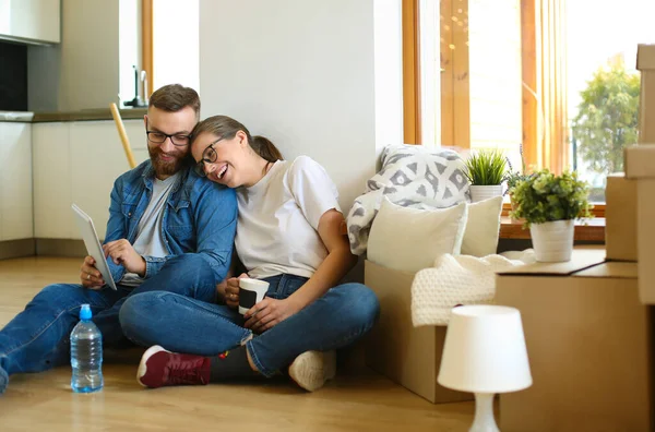 Unga par flyttar in i nytt hem tillsammans — Stockfoto