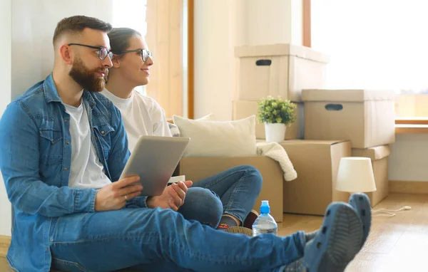 Couple holding boxes for moving the hands and looking inside box — Stock Photo, Image