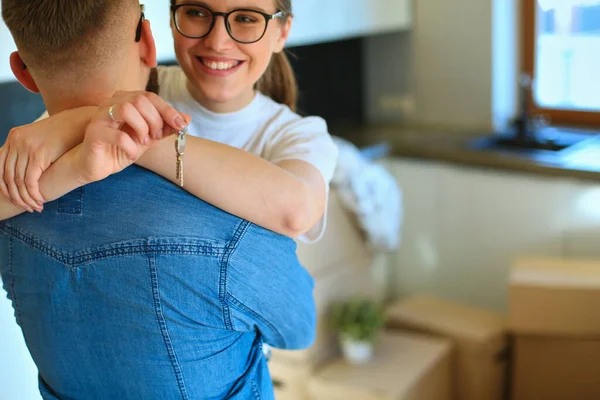 Casal feliz abraçando em sua nova casa — Fotografia de Stock