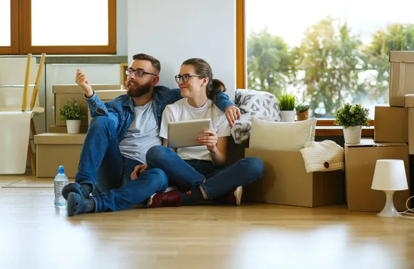 Casal jovem se mudando para casa nova juntos — Fotografia de Stock