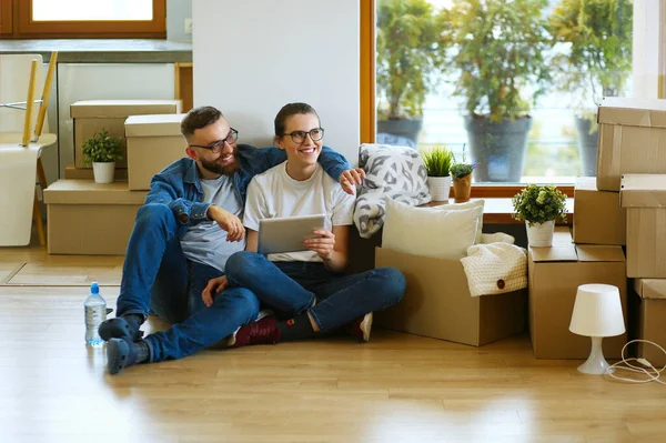 Casal jovem se mudando para casa nova juntos — Fotografia de Stock