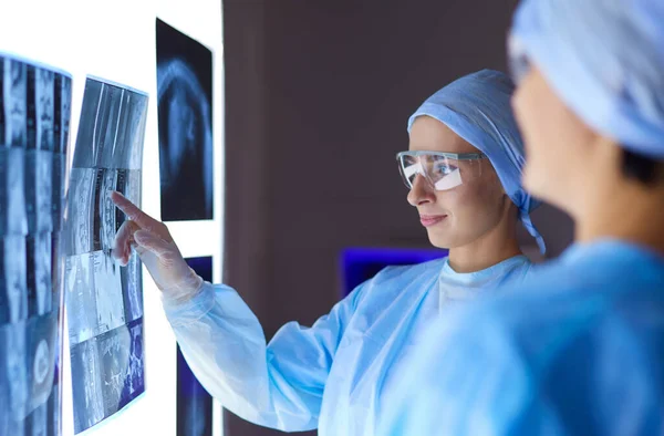 Imagen de la atractiva doctora mirando los resultados de los rayos X — Foto de Stock