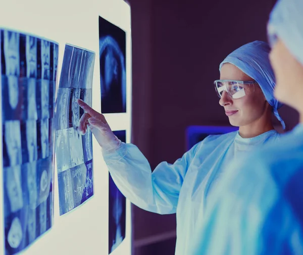 Image de femme séduisante médecin regardant les résultats des rayons X — Photo