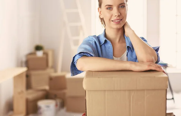 Retrato de una joven con cajas — Foto de Stock