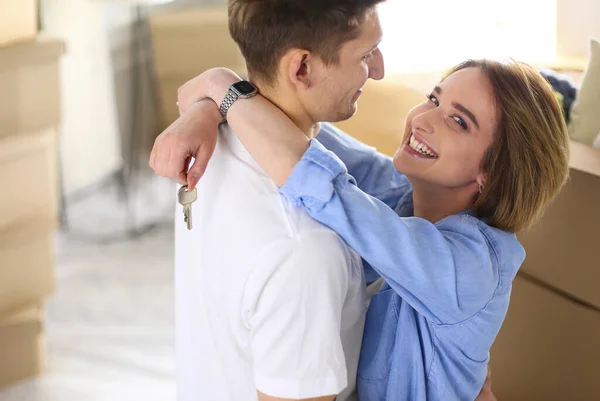 Feliz sorrindo jovem casal mostrando uma chaves de sua nova casa — Fotografia de Stock