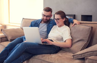 Elleri hareket ettirmek ve kutunun içine bakmak için kutuları tutan çift.