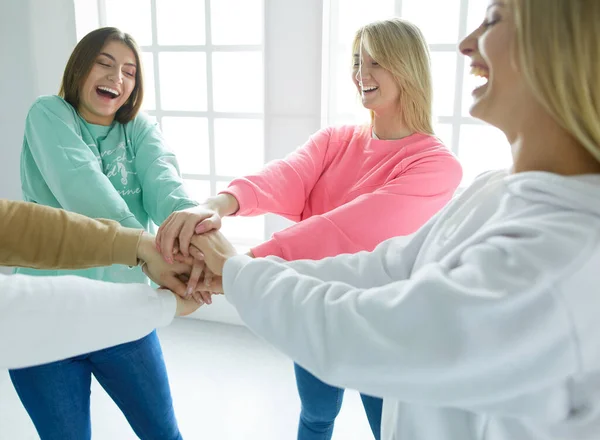 Tieners stapelen hun handen op, eenheid en solidariteit — Stockfoto