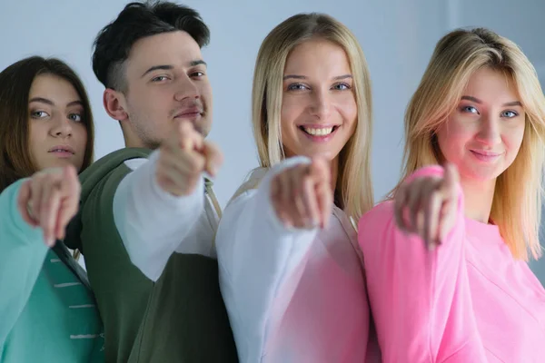 Tieners stapelen hun handen op, eenheid en solidariteit — Stockfoto