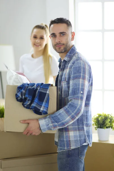 Um casal recém-casado a desempacotar caixas e a mudar-se para uma nova casa. Emoção positiva . — Fotografia de Stock