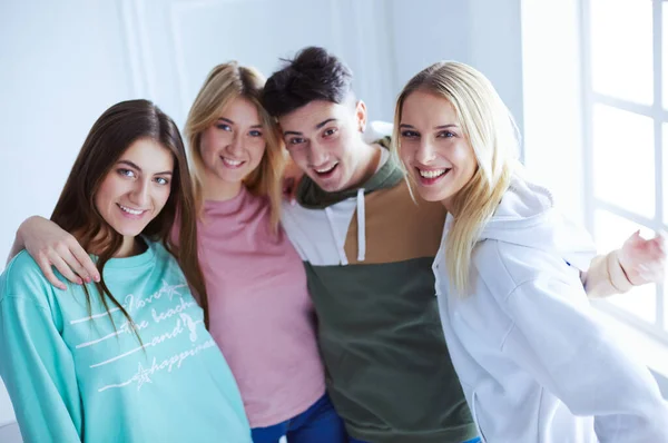 Retrato de amigos adolescentes felizes em pé juntos — Fotografia de Stock