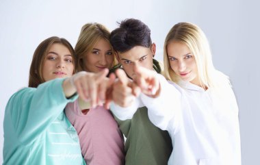 Gençler birlikte durduğunuzu işaret ediyor.