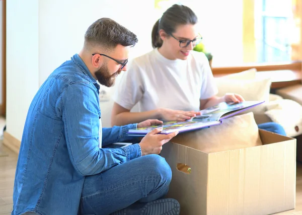 Jong paar verhuizen naar nieuw huis samen — Stockfoto