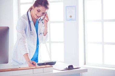 Ofisinde ciddi bir doktor var.