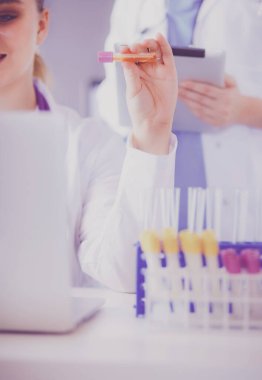 Test tüpü tutan laboratuvar asistanı.