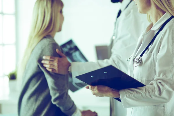 Arts en patiënt bespreken scanresultaten in diagnostisch centrum — Stockfoto