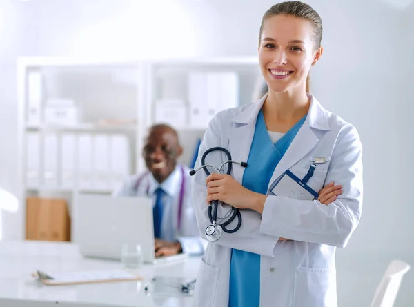 Dos jóvenes médicos sonrientes felices saludando a la oficina. Médicos. Trabajo en equipo — Foto de Stock