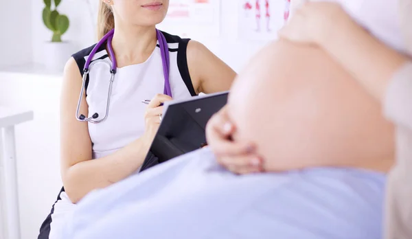 Femme enceinte en rendez-vous chez le médecin. — Photo